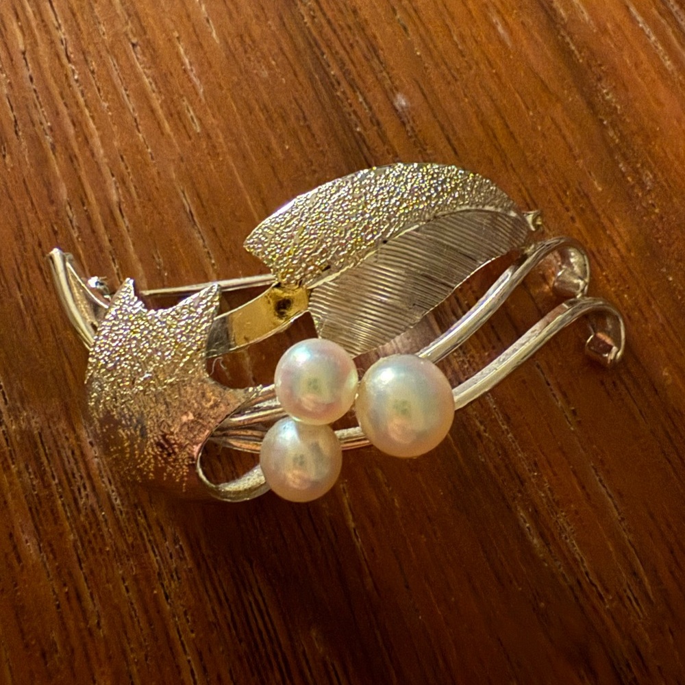 Vintage brooch - sterling with pearls